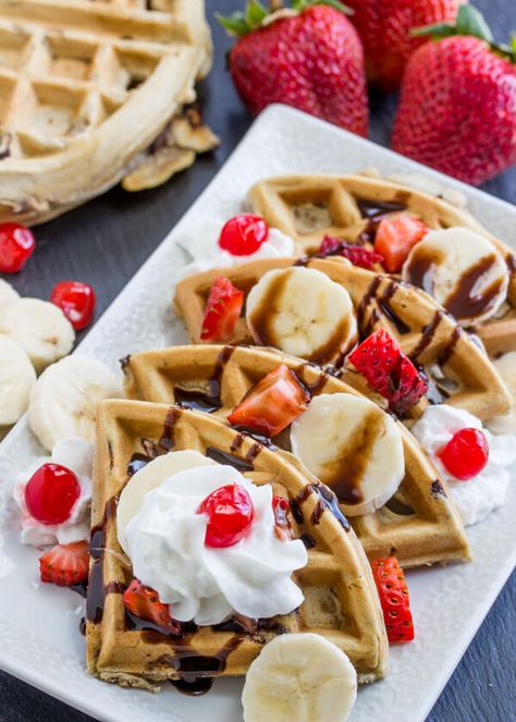 Banana Split Waffles, Waffles Dulces Ideas, Cafe Food Breakfast, Waffles Decorados, Waffles Ideas, Waffle Ideas, Waffles For Breakfast, Waffle Shop, Recipe Banana