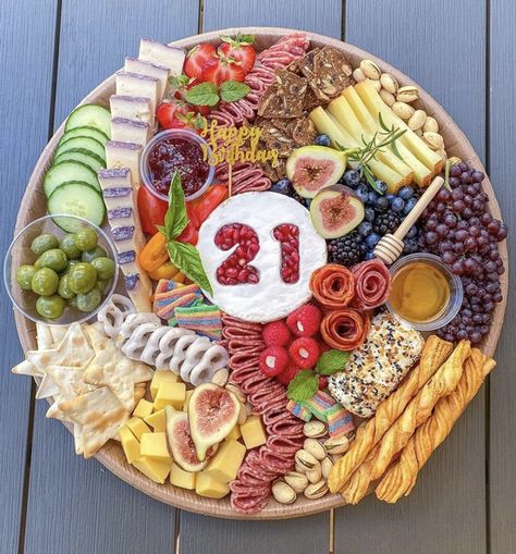 Birthday Charcuterie, Party Food Catering, Charcuterie Business, Finger Food Desserts, Charcuterie Board Meats, Food Bouquet, Party Food Buffet, Funny Birthday Cakes, Catering Ideas Food