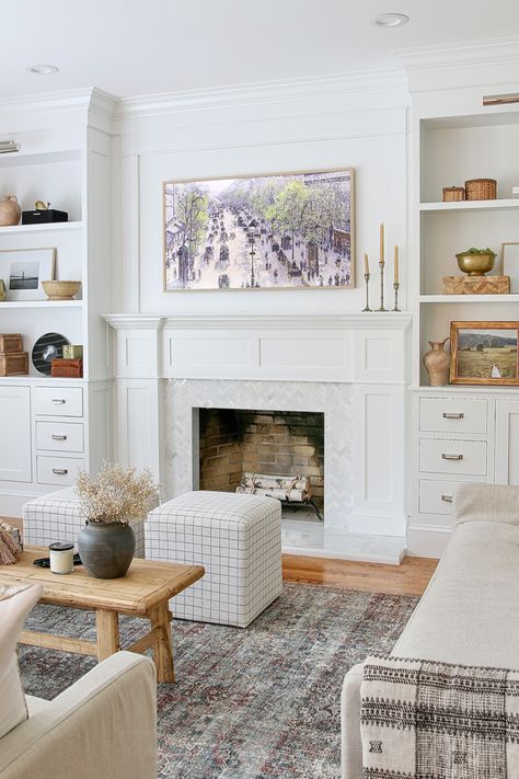 White Marble Fireplace, Built In Around Fireplace, Diy Living Room, Fireplace Bookshelves, Built In Shelves Living Room, Living Room Built Ins, Wood And White, Fireplace Built Ins, Marble Fireplace