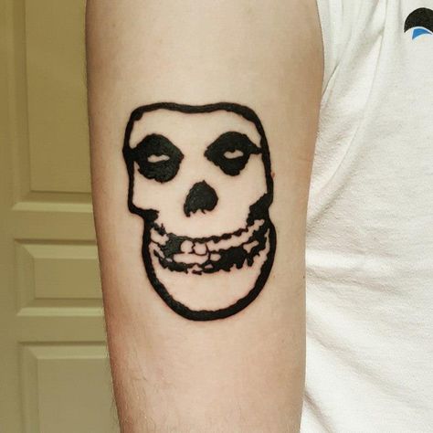 Misfits Skull Tattoo, Punk Tattoo Ideas, Misfits Tattoo, Misfits Fiend, Misfits Skull, Faith Tattoo On Wrist, Emo Tattoos, Punk Tattoo, Metal Tattoo