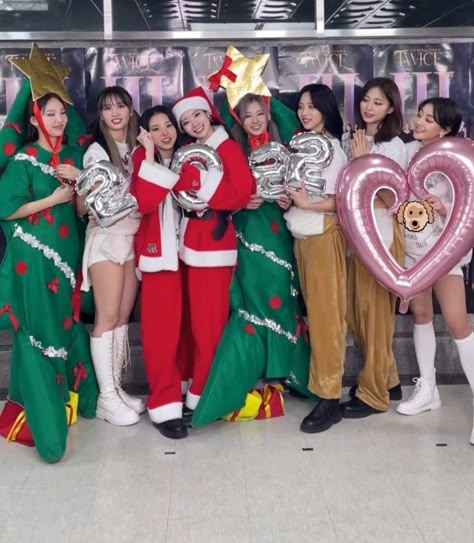 Twice Group Photo, Christmas Twice, K Pop Christmas, Ot9 Twice, Christmas Kpop, Kpop Christmas, Twice Group, Christmas Homescreen, Korea Girl