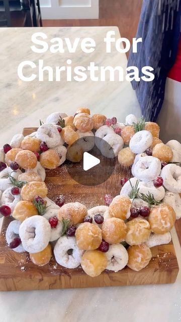 Mackenzie Biehl on Instagram: "How cute is this donut wreath for Christmas morning? It's also a beautiful centerpiece! Comment DONUT for 🔗supplies. 

3 dozen donut holes from my local donut shop
2 bags of mini powdered donuts
Cranberries and rosemary! 

Share with a friend 🎄" Donut Wreath, Snowman Donuts, Christmas Morning Recipes, Bbq Party Food, Snow Love, Wreath For Christmas, Christmas Donuts, Powdered Donuts, Donut Dessert