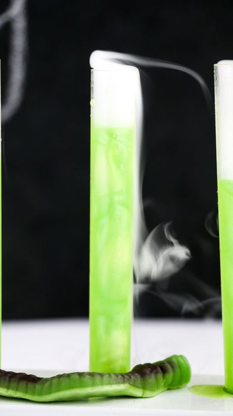 Party Cocktail Ideas, Dry Ice Cocktails, Halloween Food Recipes, Ice Cocktails, Test Tube Shots, Midori Melon, Halloween Shots, Recipes Halloween, Halloween Drinks Alcohol