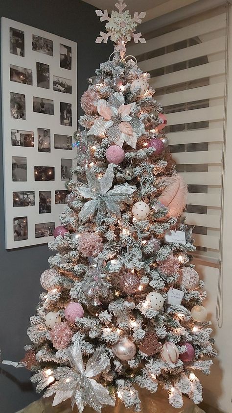 Navidad rosa!!! Blush Colored Christmas Tree, Christmas Trees Pink And Gold, Silver And Pink Christmas Tree, 2023 Trend Forecast, Pink Christmas Tree Decorations, Future Christmas, Best Christmas Tree Decorations, Christmas Tree Decoration Ideas, Rose Gold Christmas Tree