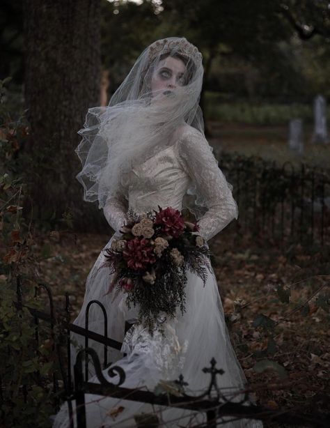 Victorian Vampire Costume, Victorian Costume Halloween, Ghost Bride Costume, Zombie Bride Costume, Halloween Bride Costumes, Goth Bride, Corpse Bride Costume, Dead Bride, Victorian Bride