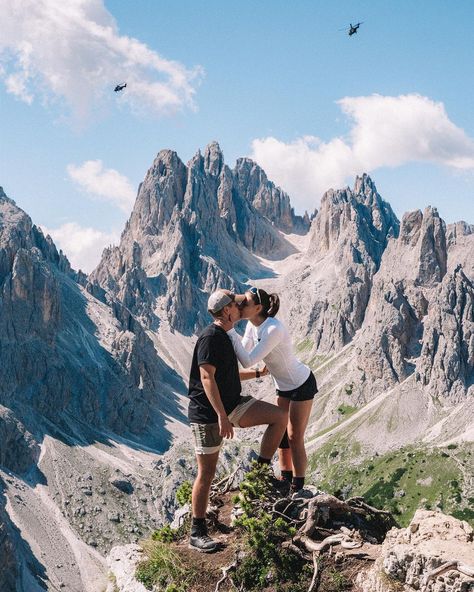 ELIAS & KAJSA / Travel & Lifestyle Creators | Who’s going to the Dolomites this summer??🩷🚐🌞⛰️ Winter is officially over and we’re SO ready for summer, vanlife and mountains again!!… | Instagram Italy Proposal, Couples Travel Photography, 2 Weeks In Italy, In Love Couple, Dolomites Italy, Ig Photos, Europe Photos, The Dolomites, Breathtaking Places