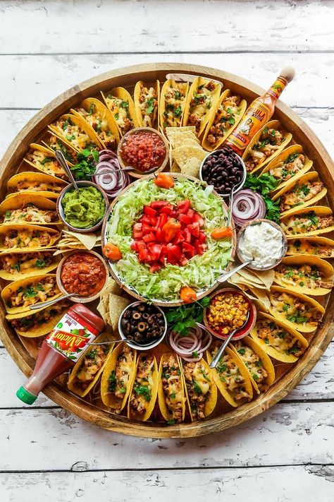 Easy Taco Recipe Dinner Board #tacos #tacoboard #easytacos Easy Taco Recipe, Dinner Board, Best Party Appetizers, Easy Taco Recipes, Taco Dinner, Mini Tacos, Fingerfood Party, Ayam Bakar, Taco Recipe