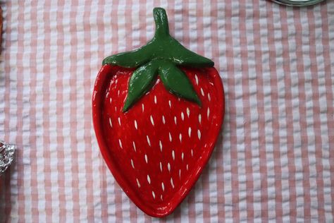 Strawberry Clay Tray, Air Dry Clay Trinket Tray, Clay Tray Ideas, Air Dry Clay Trinket Dishes, Air Dry Clay Tray, Air Dry Clay Trinket, Clay Trinket Tray, Clay Tray, Clay Bowls