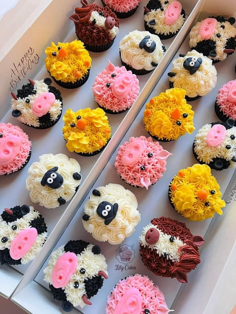 Cupcakes Farm Animals, Diy Pastries, Buttercream Animals, Cupcakes Animals, Animal Cupcakes Easy, Farm Cupcakes, Chicken Cupcakes, Cow Cupcakes, Farm Birthday Cakes