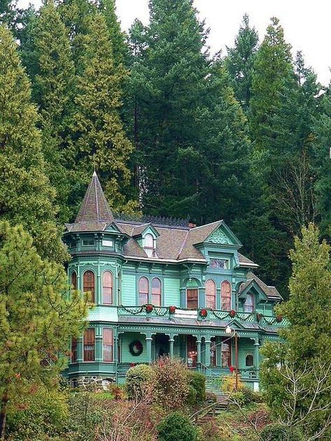 Victorian house - isn't she lovely? Johnson House, Victorian Mansions, Abandoned House, Victorian Architecture, Painted Ladies, Eugene Oregon, Victorian Houses, Beautiful Houses, Old Homes