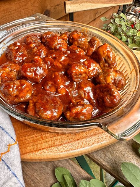 Beefy Meatballs with a Tangy Beer Bbq Tipsy Housewife Recipes, Chicago Recipes, Fall Recipes Sides, Beer Bbq Sauce, Housewife Recipes, Tipsy Housewife, Meatloaf Meatballs, Tangy Bbq Sauce, Classic Appetizers