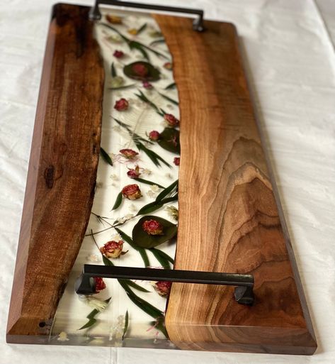 Dried Flower Epoxy Charcuterie Board - Etsy Dried Flower Epoxy, Epoxy Charcuterie Board, Flower Epoxy, Custom Serving Tray, Resin And Wood Diy, Maker Ideas, Wood Epoxy, Craft Painting, Chainsaw Carving