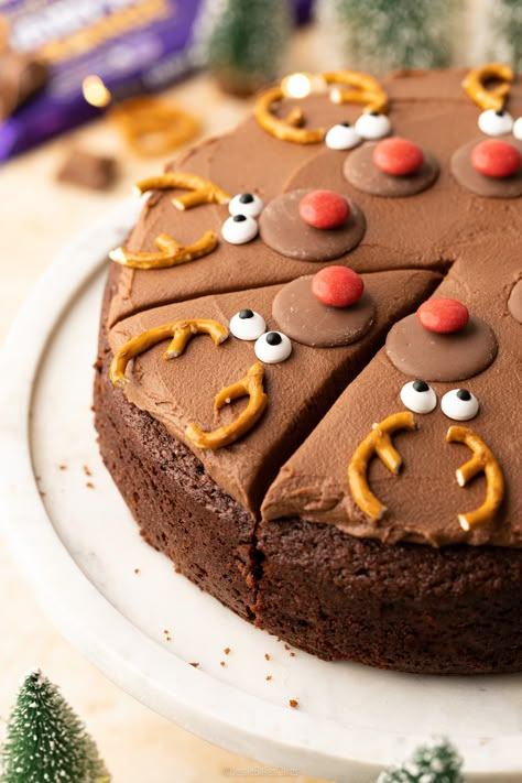 Chocolate Orange Reindeer Cake Easy Christmas Cakes, Christmas Cake Chocolate, Xmas Cake Decorating, Reindeer Cake, Christmas Birthday Cake, Homemade Christmas Cake, Chocolate Orange Cake, Reindeer Cakes, Easy Christmas Cake Recipe