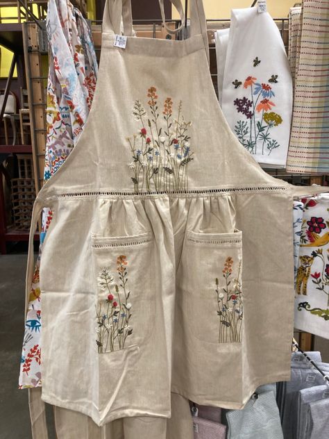 Cute Aprons Aesthetic, Cute Cooking Apron, Embroidery Apron Ideas, Embroidered Aprons Ideas, Apron Aesthetic, Aesthetic Apron, Cottagecore Apron, Apron Embroidery, Embroidery Aprons