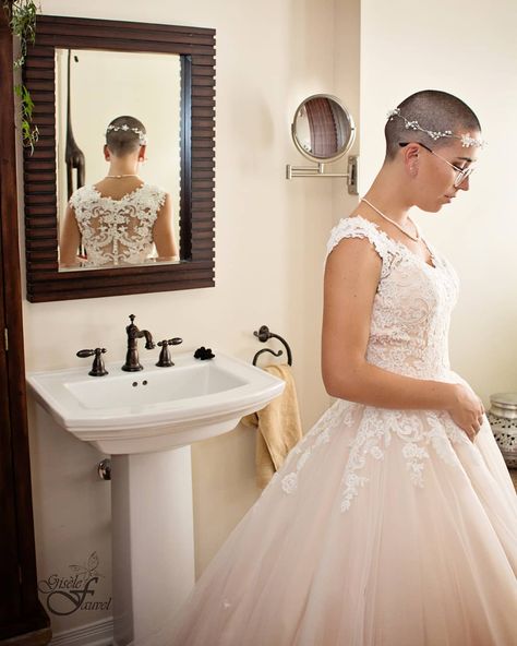 bride with shaved head / bald woman in wedding dress Bald Bride, Hair Half Shaved, Women Buzzcut, Short Hair Wedding Styles, Woman In Wedding Dress, Brides With Short Hair, Half Shaved Head, Face Makeover, Short Hair Bride