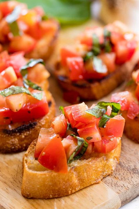 Authentic Italian Bruschetta is a classic appetizer that people absolutely love. Learn all the little tricks for making the perfect bruschetta.  #thestayathomechef #italiabruschetta #appetizer #bruschetta #partyideas Italian Bruschetta Recipe, Artichoke Bruschetta, Italian Bruschetta, Hot Bread, Classic Appetizers, Bruschetta Recipe, Idee Pasto Sano, Authentic Italian, Italian Dishes