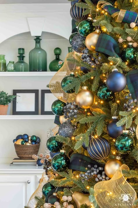 Christmas Tree Colour Scheme, Tree Colour, Blackwatch Plaid, Whimsical Butterfly, Christmas Tree Decorating Themes, Holiday Home Tour, Christmas Tree Decorations Diy, Christmas Tree Decorating, Christmas Tree Inspiration