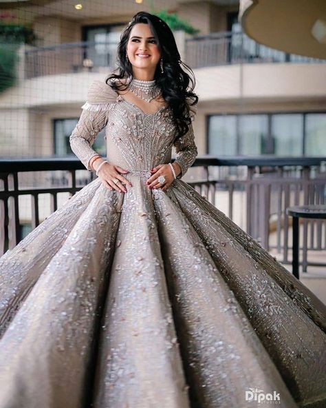 21+ Drool-Worthy Bridal Gowns We Spotted On Real Brides Giving Us Major Princess Vibes - SetMyWed Hair Styles For Gowns Western, Evening Gown Hairstyles, Hairstyle With Gown, Hairstyle For Gown, Indian Evening Gown, Cocktail Outfits, Engagement Dress For Bride, Hairstyles For Gowns, Engagement Gown