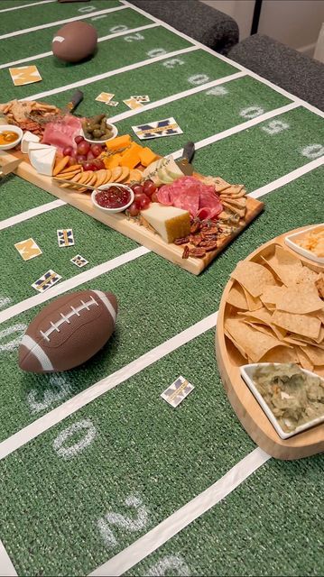 Junie on Instagram: "Hosting a football game day watch party for the college football national championship! My boyfriend is the biggest Michigan Wolverines fan and I wanted to make this watch party extra special for him and his friends ☺️ #footballwatchparty #footballpartyideas #hostingparty #hostingpartytips #partyinspo #partyideas #collegefootballnationalchampionship #michiganwolverines #michiganwolverinesfootball #collegegameday #hostingtips" Superbowl Table Decor, Football Party Aesthetic, Gameday Hosting, Football Bachelorette Party, Superbowl Aesthetic, Superbowl Decor, Sports Party Ideas, High School Party, Carson James