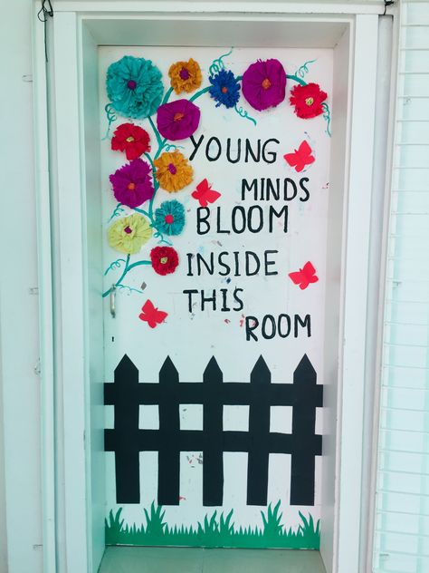 School Door Painting Ideas, Kindergarten Classroom Decorations Ideas Door Decorating, Flowers For Classroom Decoration, Corridor Decorations For School, Welcome Charts For Classroom Door, Pre School Doors Decoration, Class Door Decoration Ideas For Nursery, School Reopening Decoration, Flower Classroom Door