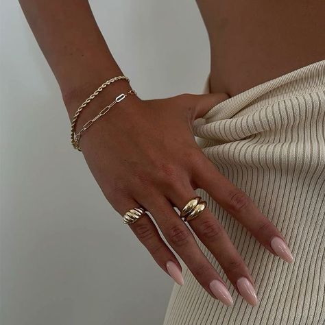 Gold Rings Inspo Aesthetic, Chunky Jewellery Aesthetic, Ring Stacking Ideas Gold, Gold Ring Stack Chunky, Clean Girl Jewelry, Nails And Rings, Chunky Gold Jewelry, Preppy Jewelry, Ringe Gold