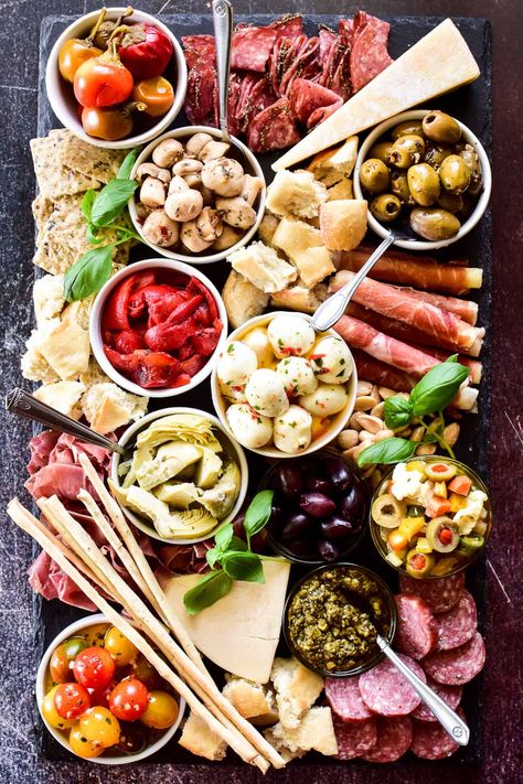 Italian Food Platter, Italian Antipasto Platter Ideas, Italian Platter Ideas, Italian Grazing Board, Italian Charcuterie Board Antipasto Platter, Italian Board Ideas, Antipasta Platters Italian, Christmas Antipasto Platter, Anti Pasta Platter