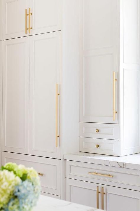 White cabinets adorned with long brass pulls and brass knobs paired with Silestone quartz countertops. White Shaker Cabinets, Classic Kitchen, White Kitchen Design, Shaker Cabinets, Kitchen Cabinet Hardware, Gold Kitchen, Kitchen Farmhouse, Kitchen Hardware, Cabinet Pulls