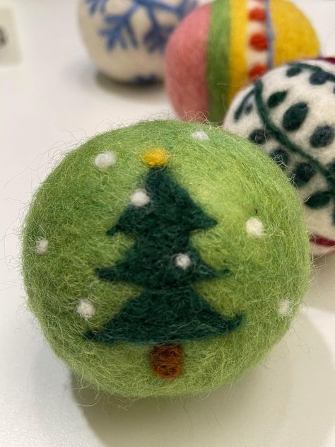 Felted Wool Christmas Tree Ornaments, Needle Felted Ball Ornaments, Needle Felted Christmas Ball Ornaments, Wool Felted Christmas Ornaments, Felt Ball Christmas Ornaments, Needle Felt Baubles, Felted Ball Ornaments, Christmas Felted Ornaments, Needle Felted Christmas Balls