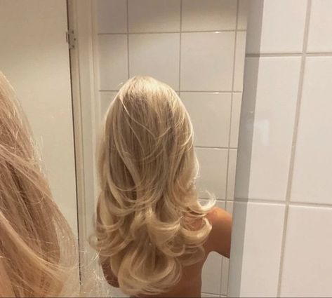 Light Blonde Hair, Hairstyles For Layered Hair, Blonde Hair Inspiration, Blowout Hair, Blonde Hair Looks, روتين العناية بالبشرة, Hair Stylies, Long Blonde, Long Blonde Hair