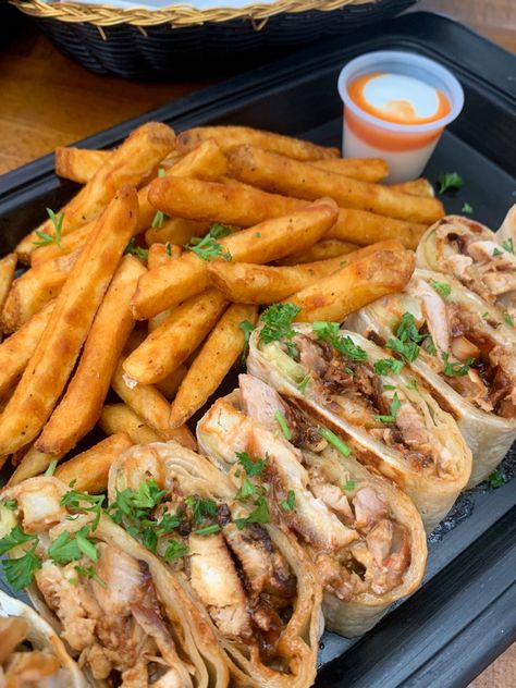 Authentic Shawarma Recipe, Chicken Shawarma Aesthetic, Sharwama Snap, Shawarma Snap, Shawarma Aesthetic, Shawarma Platter, Food Shawarma, Shawarma Food, Shawarma Sandwich