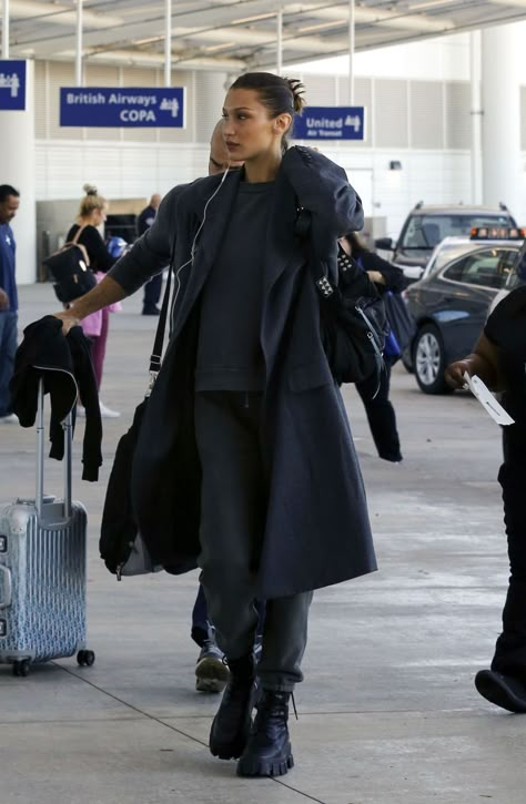 Bella Hadid Style Bella Hadid Airport Style, Bella Hadid Airport, Bella Hadid Winter Outfits, Bella Hadid Casual, Kia Gerber, Sweatpants Chic, Long Flight Outfit, Black Coat Outfit, Flight Outfit