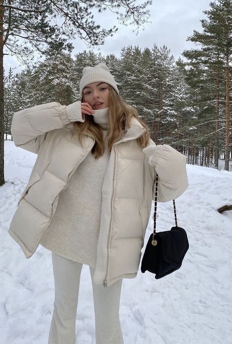 White Puffer Jacket Outfit, Winter Outfits Black Women, Winter Going Out Outfits, Vinter Mode Outfits, Looks Adidas, 00s Mode, Stile Blair Waldorf, Adrette Outfits, Winter Outfits Snow