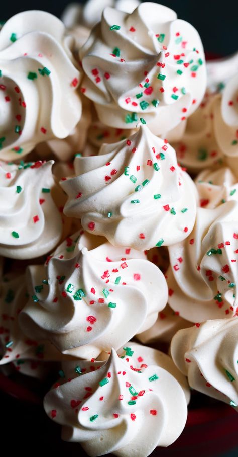 Easy Meringues, Meringue Cookie, Meringue Cookie Recipe, Meringue Desserts, Meringue Recipe, Dessert Candles, Meringue Cookies, Xmas Cookies, Cooking Classy