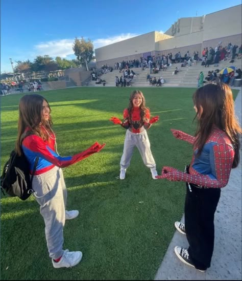 Trio Costumes, Cute Group Halloween Costumes, Matching Halloween Costumes, Trio Halloween Costumes, Spiderman Costume, Pretty Halloween Costumes, Duo Halloween Costumes, Friend Pictures Poses, Trendy Halloween Costumes