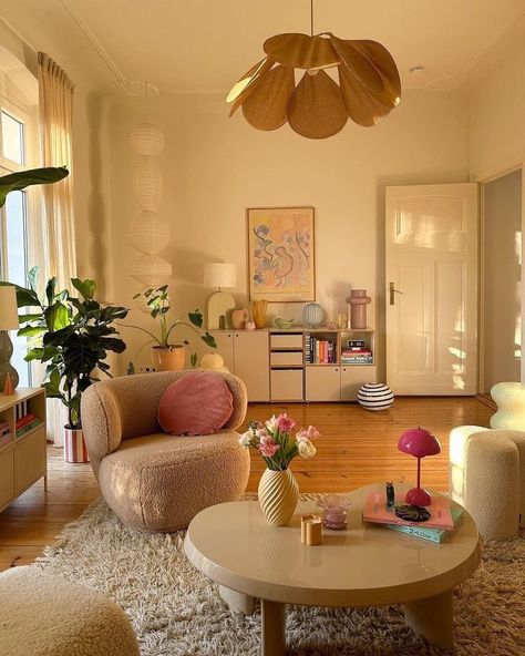 Colorful Plant Living Room, Cozy Pink Apartment Aesthetic, Pink Appartement Aesthetic, College Girl Living Room, Girly Apartment Decor Living Room, Cali Apartment, Graces Room, School Apartment, Dc Apartment