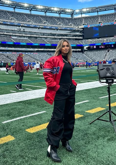 Wag Game Day Outfit, Cold Football Game Outfit Winter, Football Wife Outfit, Nfl Gameday Outfit, Winter Nfl Game Outfit, Winter Game Day Outfit Football Nfl, Cute Nfl Gameday Outfits, Cold Nfl Game Outfit, Nfl Wife Outfits Game Day