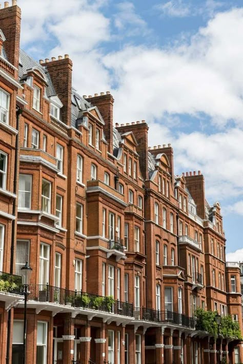 Typical Victorian style townhouse architecture in Chelsea London. Shifting Apartment, Bibi Aesthetic, British Garden Party, Townhouse Architecture, Chelsea Townhouse, London Chelsea, Uk Cities, 4 Aesthetic, London Neighborhoods