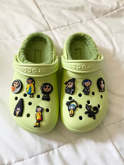 Coraline Crocs for Halloween/Spooky Season Unique Crocs Shoes, Light Green Crocs With Charms, Green Crocs Aesthetic, Green Crocs With Jibbitz, Sage Green Crocs, Green Crocs With Charms, Crocs With Charms Ideas, Crocs Gibbets, Crocs Charms Aesthetic