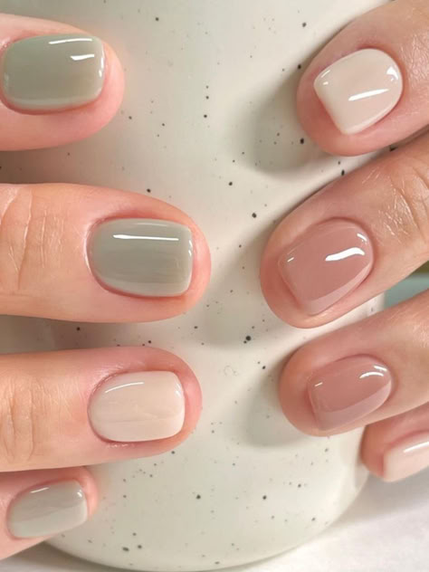 sage green nails: green and brown 2 Color Nail Ideas Short, Summer Beige Nails, Minimalist Nails Color, Beige Green Nails, Seige Green Nails, Biab Nail Design Holidays, Nails With Sage Green Dress, Nails To Match Sage Green Dress, Bridesmaid Nails For Sage Green Dress