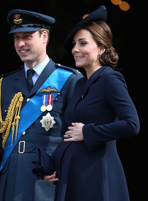 All the times Kate Middleton lovingly cradled her baby bump - Photo 2 Ducesa Kate, Kate Middleton Stil, Moda Kate Middleton, Principe William Y Kate, Kate Middleton Pregnant, Style Kate Middleton, Duchesse Kate, Düşes Kate, Prince William Et Kate