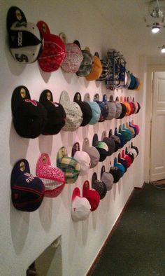 Are you a fan of baseball hats? Snapbacks? Or any other cool caps? You'll definitely love this idea on organizing your caps. Have a look! Tags: snapback, baseball hats, hat organizing, hat rack ideas, DIY hat display, DIY hat rack, hat display ideas Hat Hanging Ideas, Diy Hat Display, Baseball Hat Display, Display Rack Ideas, Baseball Hat Storage, Hat Rack Ideas, Wall Hat Racks, Baseball Hat Racks, Diy Hat Rack