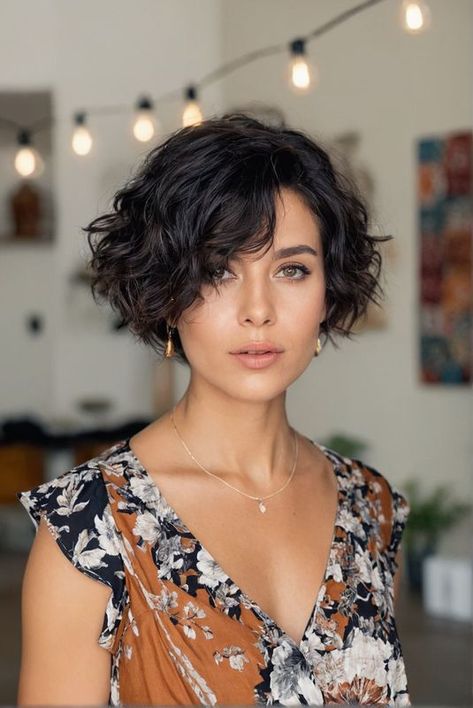 Short Curly Bob With Bangs, Wavy Pixie Bob, Chic Bob Haircut, Short Wavy Hairstyles, Short Wavy Haircuts, Wavy Bob Haircuts, Chic Bob, Bob Hairstyles With Bangs, Wavy Bob Hairstyles