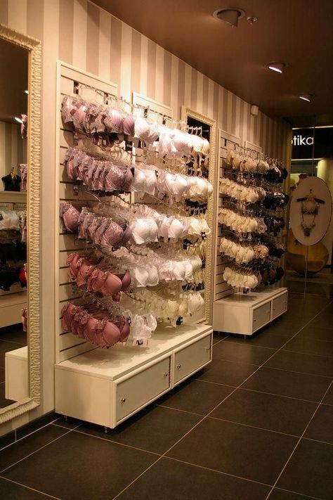 Underware Shop, Boutique Display Ideas Retail Stores, Small Boutique Ideas, Pink Beauty Room, Small Boutique Interior, Lingerie Store Design, Vintage Store Ideas, Fashion Retail Interior, Lingerie Design