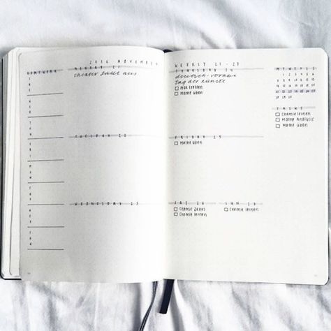 This monochromatic wonder: | 24 Minimalist Bullet Journal Layouts To Soothe Your Weary Soul Bullet Journal Weekly Spread Layout, Bullet Journal Period Tracker, Minimalist Bullet Journal Layout, Bullet Journal Simple, Planning School, Minimalist Bullet Journal, Bullet Journal Minimalist, Weekly Log, Bullet Journal Monthly Spread