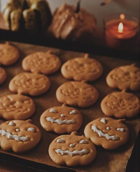 Baking Halloween cookies pumpkins fall aesthetic autumn Postres Halloween, Fall Mood Board, Wallpaper Halloween, Fall Mood, Spooky Szn, Halloween Vibes, Fall Treats, Fall Halloween Decor, Fall Feels