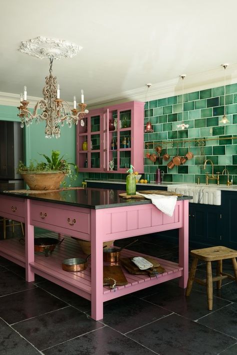 Classic English Kitchen, Maximalist Kitchen, Green Kitchen Designs, Devol Kitchens, Pink Kitchen, Green Tile, Room Deco, Green Kitchen, Kitchen Inspo