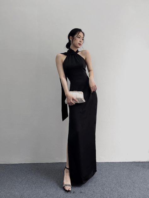 One Piece Gaun Dress, Aesthetic Evening Gown, Dress Inspiration Elegant, Korean Formal Dress Classy, Long Black Dress Formal Classy, Simple Elegant Dresses Classy Chic Formal, Black Dress Korean Style Formal, Classy Black Dress Formal, Black Dress Classy Formal