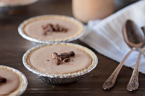 mini chocolate mousse in graham cracker crust pies food photography by allison jacobs Mini Gram Cracker Crust Pie Recipes, Mini Graham Cracker Crust Pies, Mini Custard Pies, Graham Cracker Crust Pies, Mini Pies Easy, Mini Chocolate Mousse, Gram Crackers, Mini Pie Crust, Mini Pie Recipes