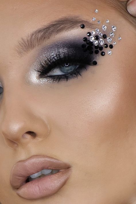 Dark Angel Eye Makeup, Smokey Eye With Rhinestones, Makeup With Stones, Black Rhinestone Makeup, Black Glam Makeup, Dark Angel Makeup, Eyeshadow Diy, Coachella Makeup, Black And White Makeup