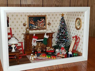 MINIATURE DOLLHOUSE 1:12 Scale Christmas Display Room Box Diorama by Cyndi - $274.95 Z Diy Christmas Miniatures, Diy Christmas Shadow Box, Display Room, Box Diorama, Christmas Miniatures, Christmas Diorama, Christmas Shadow Boxes, Dollhouse Christmas, Dollhouse Miniatures Diy